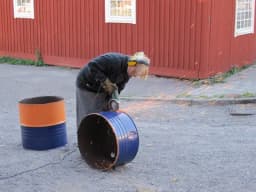 Hur man bygger en rakuugn av ett oljefat